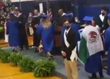 Otorgan diploma en EU a alumno que portó bandera mexicana en graduación