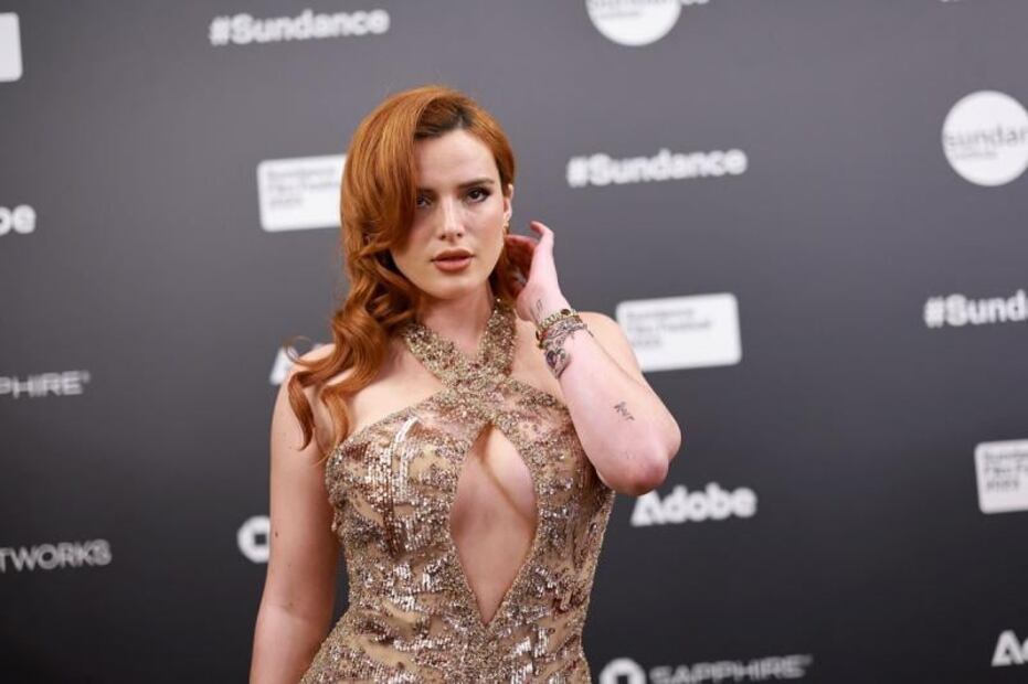 Bella Thorne luce lencería a la vista con vestido de transparencias y destellos 