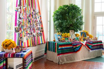 Casa Blanca sorprende al público con su primera ofrenda de Día de Muertos. VIDEO