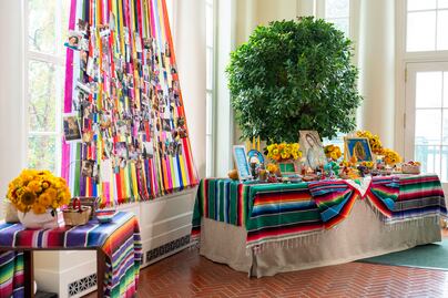 Casa Blanca sorprende al público con su primera ofrenda de Día de Muertos. VIDEO