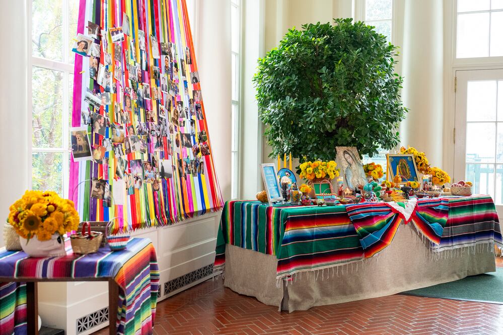 La ofrenda de este año para honrar y celebrar el Día de los Muertos en el ala este de la Casa Blanca en Washington. EFE/ Adam Schultz/White House