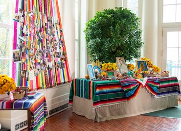 Casa Blanca sorprende al público con su primera ofrenda de Día de Muertos. VIDEO