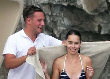 Emilia Clarke deslumbra con 'bikini body' en playa de Italia