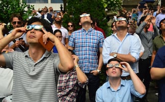 ¿Qué pasa si veo el eclipse solar anular de 2023 sin lentes especiales? Esto dice el IMSS