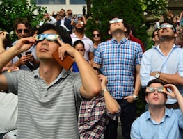 ¿Qué pasa si veo el eclipse solar anular de 2023 sin lentes especiales? Esto dice el IMSS