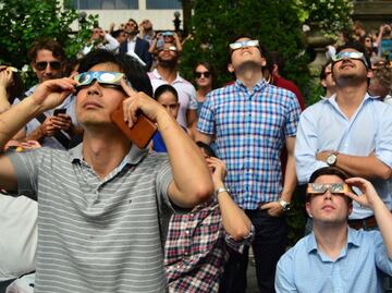 ¿Qué pasa si veo el eclipse solar anular de 2023 sin lentes especiales? Esto dice el IMSS