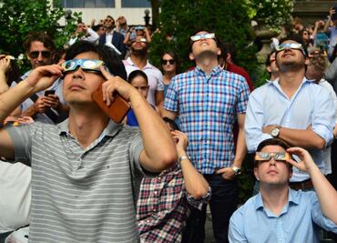 ¿Qué pasa si veo el eclipse solar anular de 2023 sin lentes especiales? Esto dice el IMSS