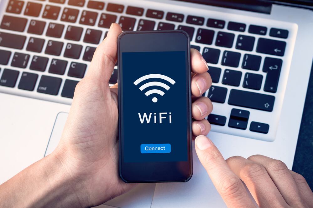 ¿Usas redes WiFi públicas? Ten cuidado porque puedes ser víctima de robo de datos. iStock/NicoElNino