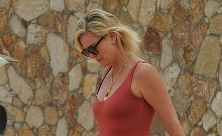 Charlize Theron se luce en traje de baño en playas de México