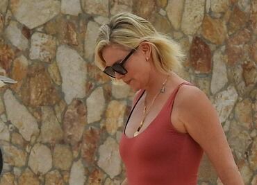 Charlize Theron se luce en traje de baño en playas de México