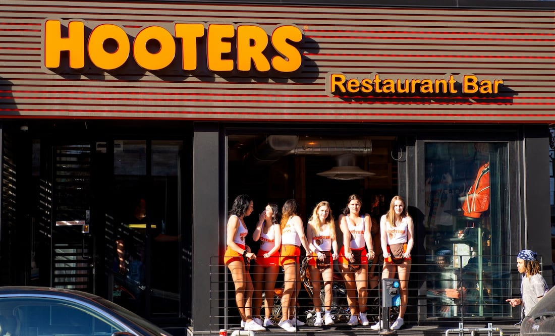 ¿Qué fue de la primera chica Hooters, Lynne Austin, que revolucionó el servicio de meseras? Foto: iStock / PaulMcKinnon