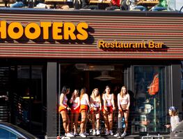 ¿Qué fue de la primera chica Hooters, Lynne Austin, que revolucionó el servicio de meseras?