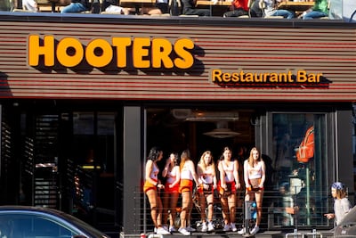¿Qué fue de la primera chica Hooters, Lynne Austin, que revolucionó el servicio de meseras? Foto: iStock /  PaulMcKinnon