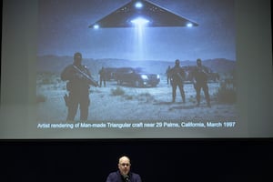 Pentágono libera nuevos archivos OVNIS y extrañas luces cerca de bases nucleares