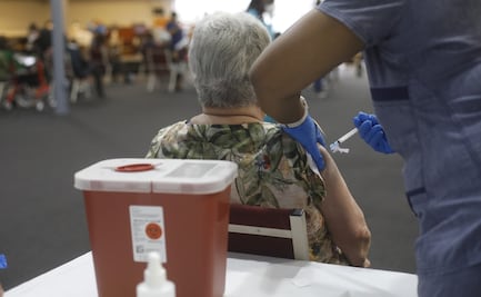 Jóvenes se disfrazan como abuelitas para recibir vacuna en Florida
