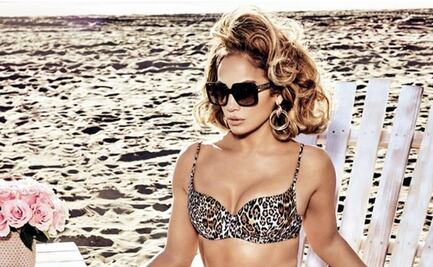 Jennifer Lopez luce su monokini más arriesgado a punto de cumplir 53 