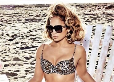 Jennifer Lopez luce su monokini más arriesgado a punto de cumplir 53