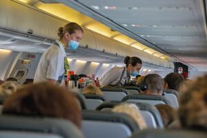 Pasajero muerde a azafata y provoca que el avión regrese al aeropuerto