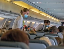 Pasajero muerde a azafata y provoca que el avión regrese al aeropuerto