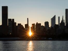 Manhattanhenge Inverso; el peculiar amanecer que se alinea en las calles de Nueva York