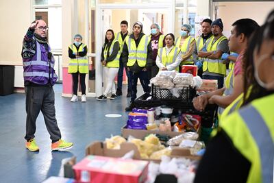 Cocinero vasco García Basabe, del Palacio de Buckingham, reparte comida a los necesitados
