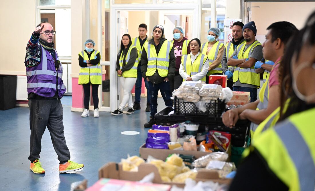 Cocinero vasco García Basabe, del Palacio de Buckingham, reparte comida a los necesitados (Photo by Justin TALLIS / AFP) / TO GO WITH AFP STORY BY Pablo SAN ROMAN