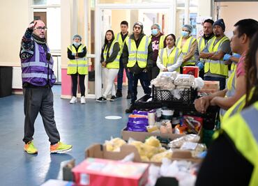 Cocinero vasco García Basabe, del Palacio de Buckingham, reparte comida a los necesitados