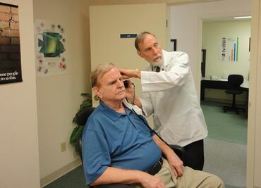 Aparatos auditivos en Estados Unidos podrán comprarse sin receta médica