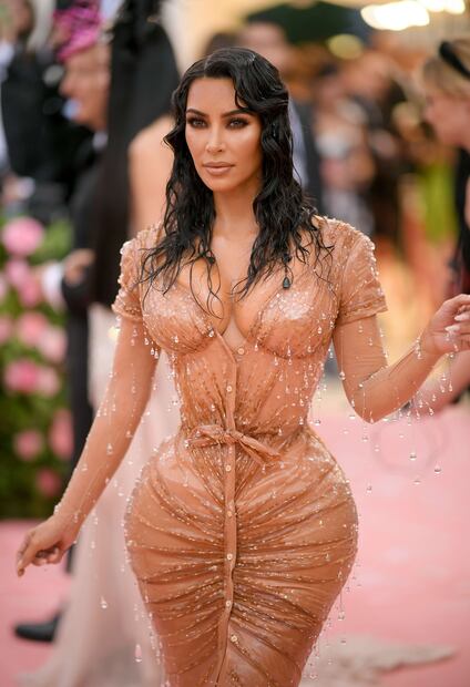 Kim Kardashian conquista la MET Gala con vestido nude ajustado 
