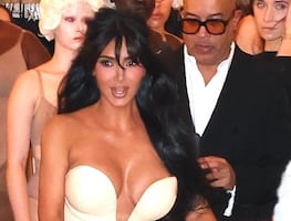 Kim Kardashian conquista con escote abierto en apertura de Skims en Nueva York