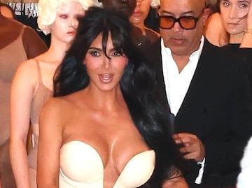 Kim Kardashian conquista con escote abierto en apertura de Skims en Nueva York