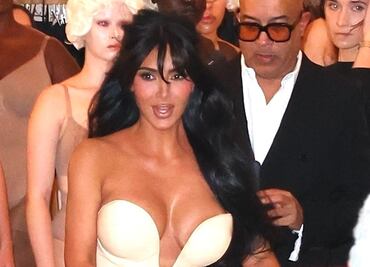Kim Kardashian conquista con escote abierto en apertura de Skims en Nueva York