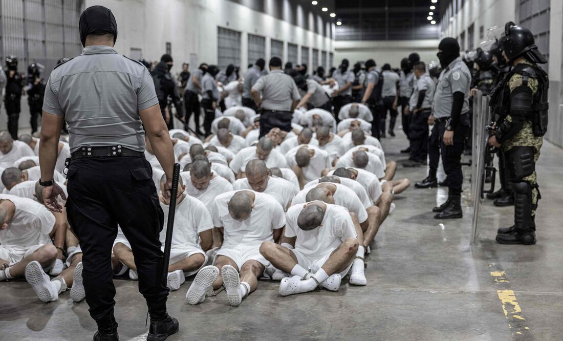 Una jueza cree que EU trató mejor a nazis deportados que a venezolanos enviados a El Salvador. (Photo by Handout / EL SALVADOR'S PRESIDENCY PRESS OFFICE / AFP)