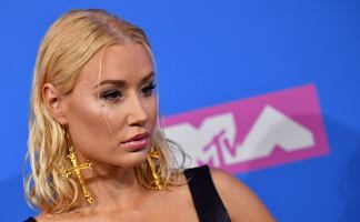 Iggy Azalea luce su figura de ‘ensueño’ con diminuta lencería de encaje y arrasa