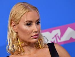 Iggy Azalea luce su figura de ‘ensueño’ con diminuta lencería de encaje y arrasa