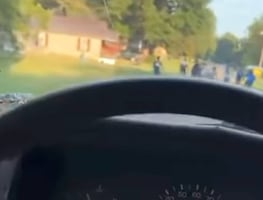 Automovilista se graba tratando de arrollar a niños afroamericanos en EU