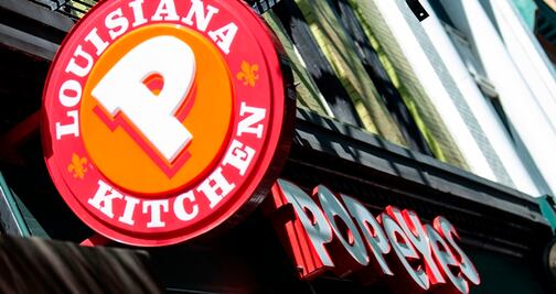 Por sándwiches de pollo, amenazan con pistola a empleados de Popeyes