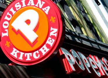 Por sándwiches de pollo, amenazan con pistola a empleados de Popeyes