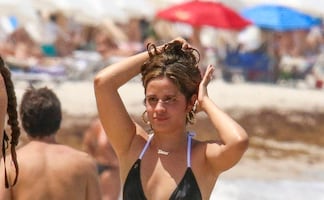 Camila Cabello se luce con bikini negro en Miami junto a misterioso hombre 