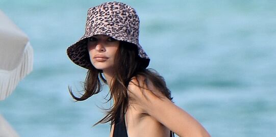 Emily Ratajkowski presume sus curvas con traje de baño negro en Miami 