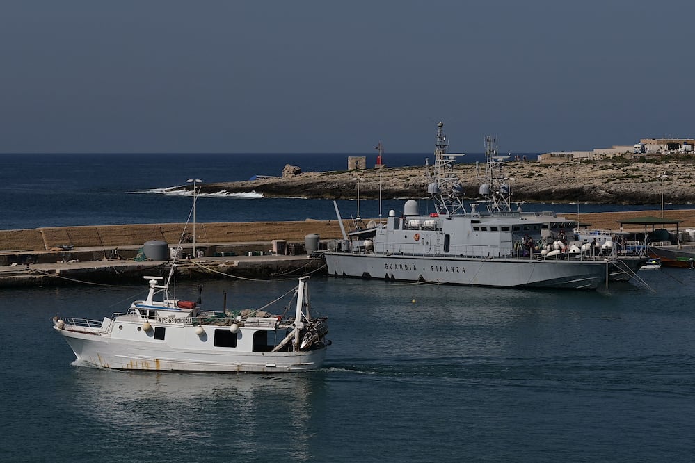 Italia bloquea durante 20 días un barco humanitario por atracar en Lampedusa sin permiso. (Photo by Vincenzo PINTO / AFP)