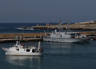 Italia bloquea durante 20 días un barco humanitario por desembarcar sin permiso