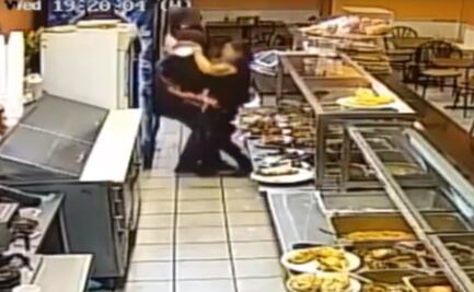 Video. Empleada pelea con ladrón en restaurante de Filadelfia