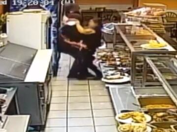 Video. Empleada pelea con ladrón en restaurante de Filadelfia
