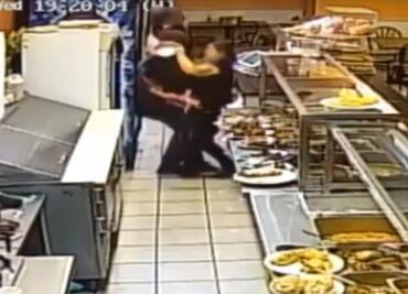 Video. Empleada pelea con ladrón en restaurante de Filadelfia
