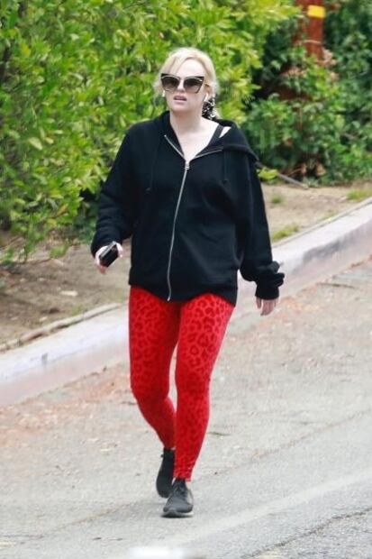 Rebel Wilson presume figura con leggings tras perder 30 kilos