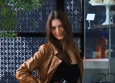 Emily Ratajkowski arrasa con ajustado catsuit en Los Ángeles