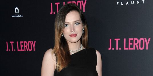 Bella Thorne presume atuendo traslúcido de red en Los Ángeles