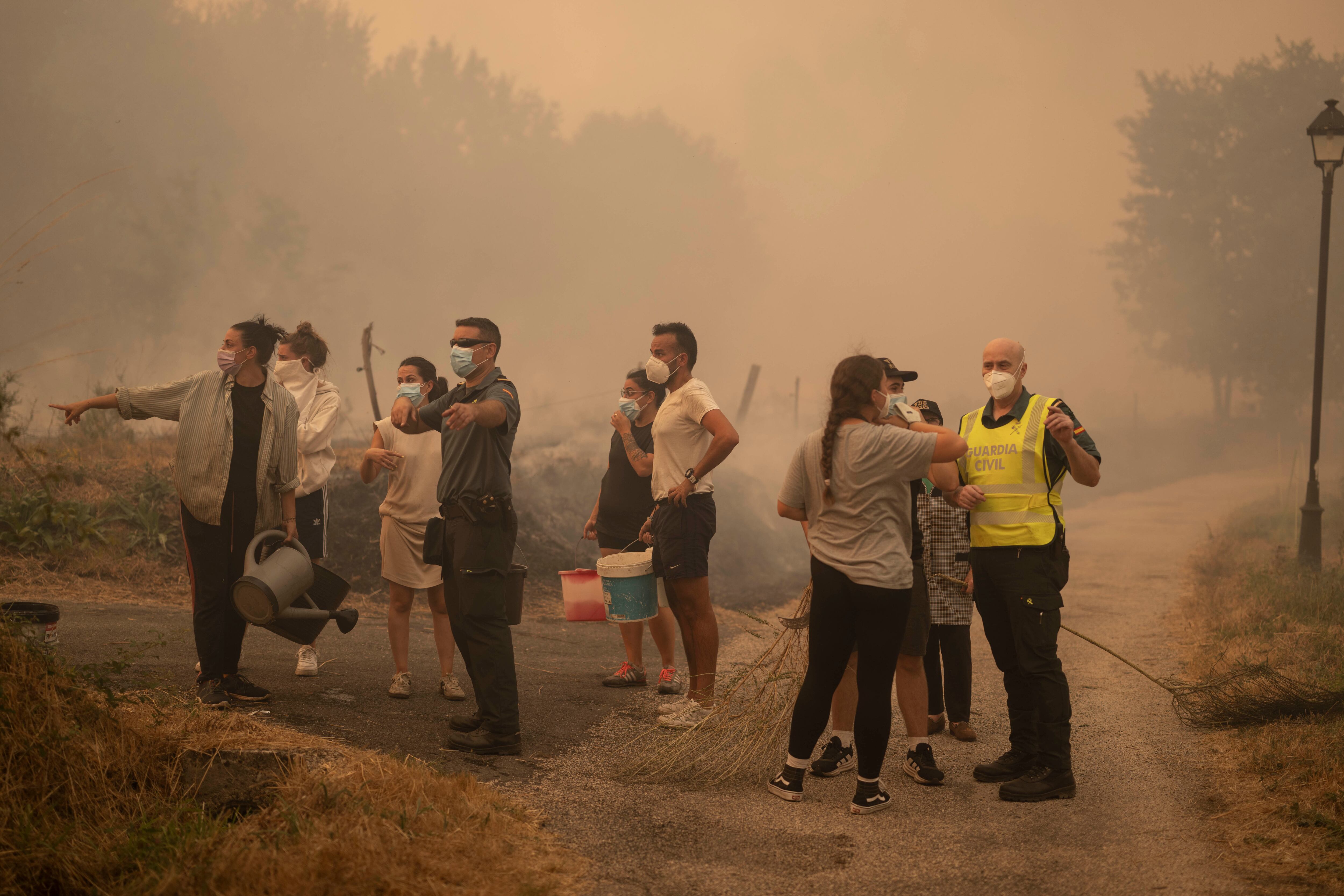 España enfrenta la peor ola de incendios del siglo: poblaciones ...