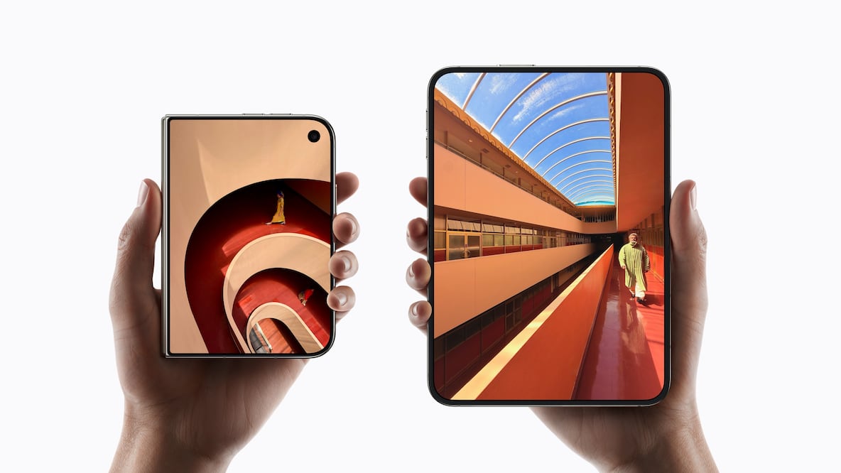 Apple presenta el iPhone plegable de $37,500 que cerrado tiene el tamaño de un pasaporte. EFE/ Apple